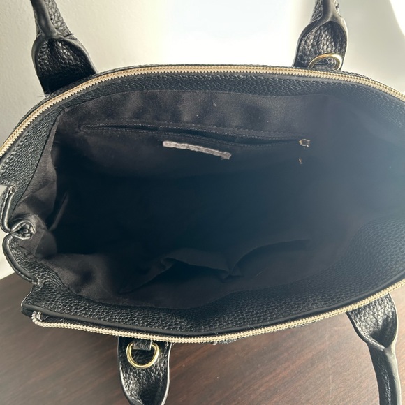 Kenneth Cole Reaction Handbag with gold details. - Picture 4 of 5